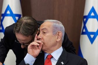 Il primo ministro israeliano Benjamin Netanyahu (a destra) parla con il suo capo di gabinetto Tzachi Braverman