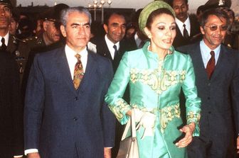 Lo scià Reza Palhavi e la terza moglie Farah Diba