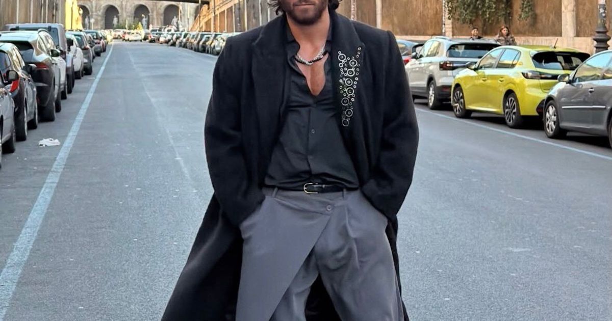 Can Yaman posa davanti al Colosseo e smentisce le notizie sul suo arresto