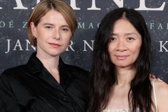 L’attrice Jessie Buckley e Chloe Zhao, protagonista e regista del film ‘Hamnet’