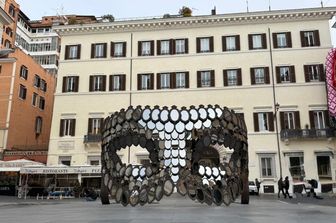 Valchiria VENUS di Joana Vasconcelos davanti a Palazzo Mignanelli
