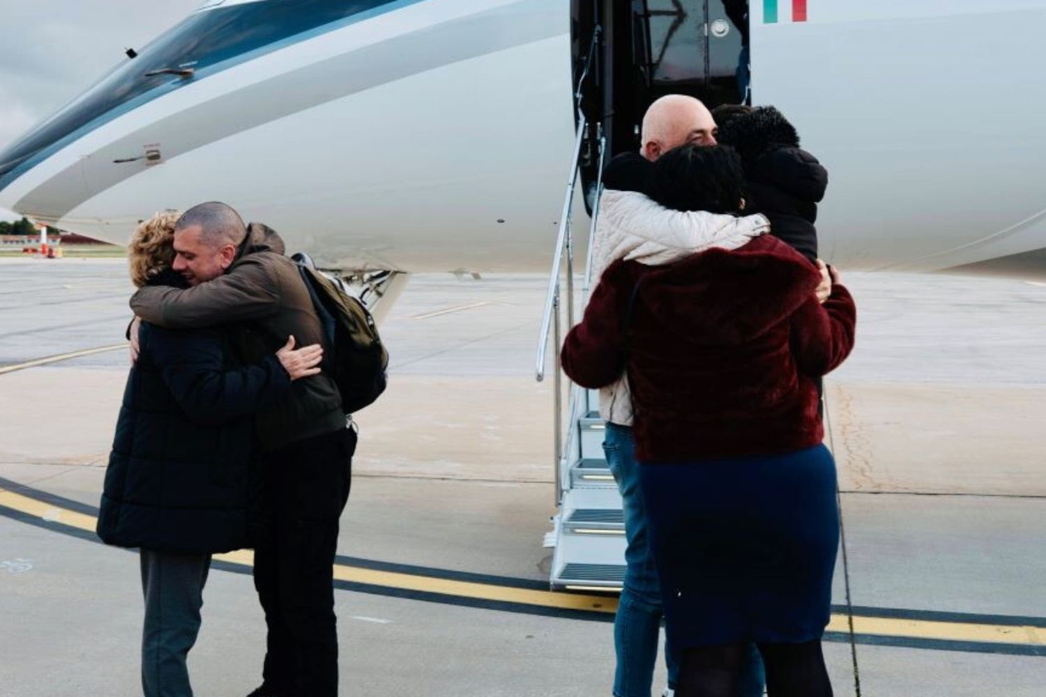 Trentini e Burlo abbracciano i loro familiari all'arrivo a Ciampino