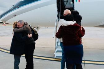 Trentini e Burlo abbracciano i loro familiari all'arrivo a Ciampino