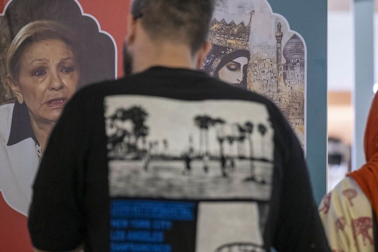 Un iraniano in patria guarda il ritratto di Farah Pahlavi