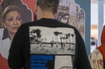 Un iraniano in patria guarda il ritratto di Farah Pahlavi