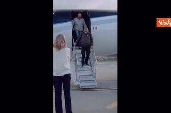 Trentini abbraccia la mamma, Burlò i figli. Il rientro in Italia dopo la liberazione dal Venezuela