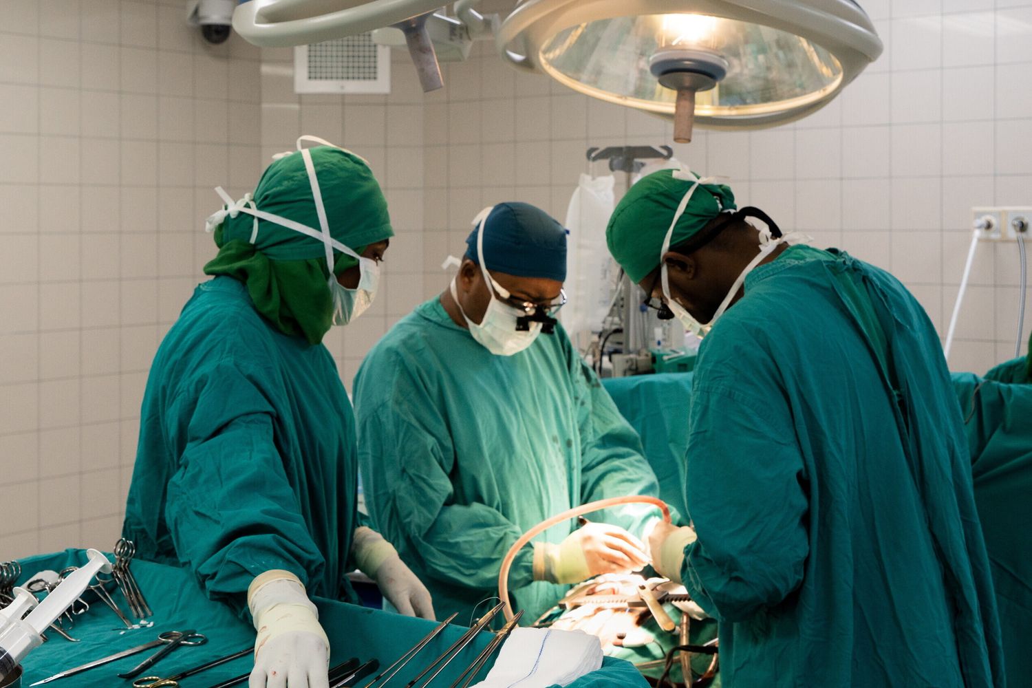 Un'operazione al centro Salam di Emergency a Khartum