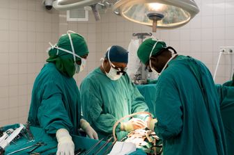 Un'operazione al centro Salam di Emergency a Khartum