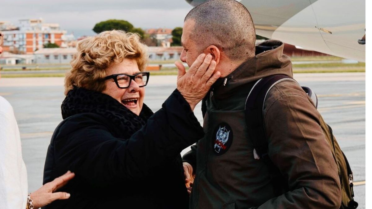 Alberto Trentini con la madre appena sceso dall'aereo a Ciampino