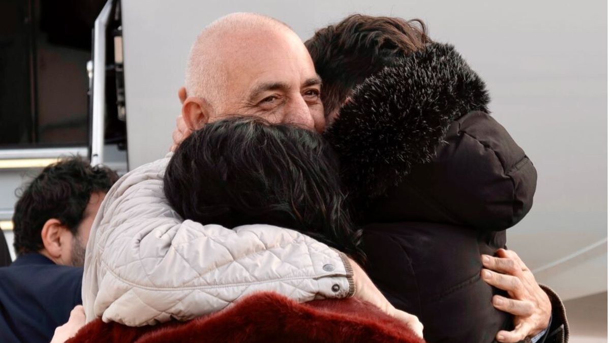 Mario Burlò abbraccia i figli dopo l'arrivo a Ciampino