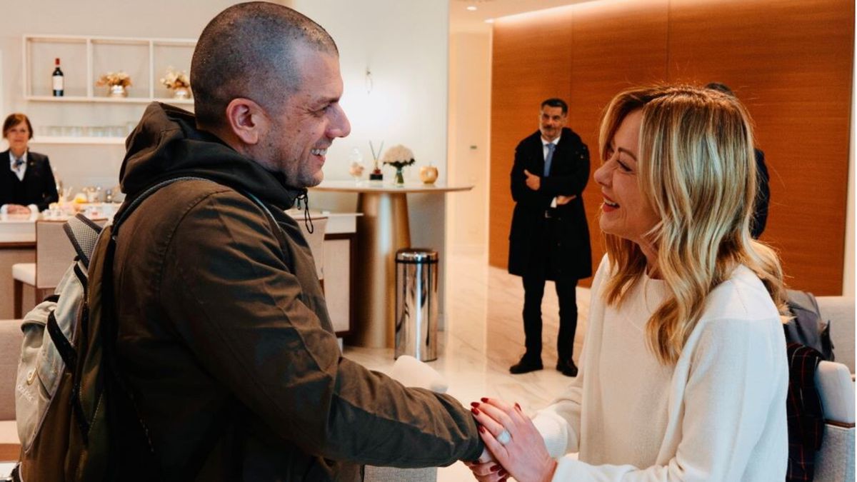 Il saluto dentro all'aeroporto di Ciampino tra Alberto Trentini e Giorgia Meloni