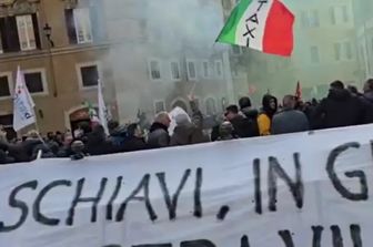 Protesta taxi davanti Montecitorio