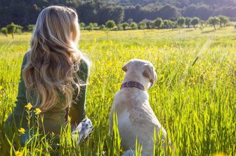 Una donna con il suo cane Labrador&nbsp;