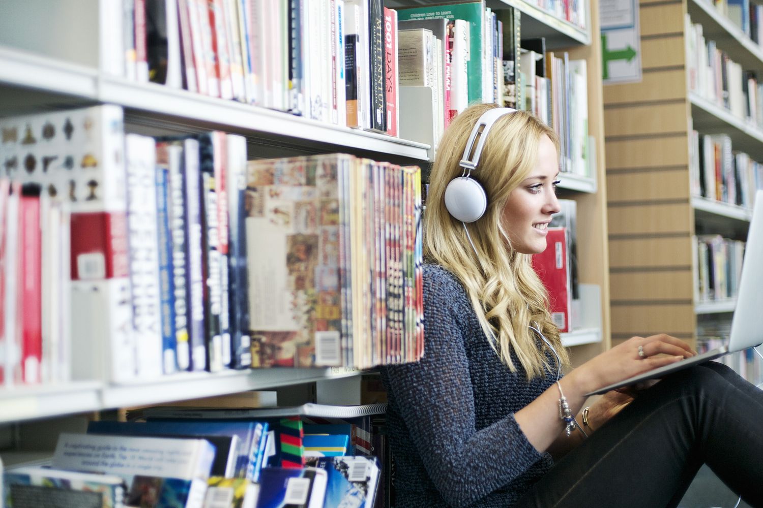 Ragazza ascolta podcast