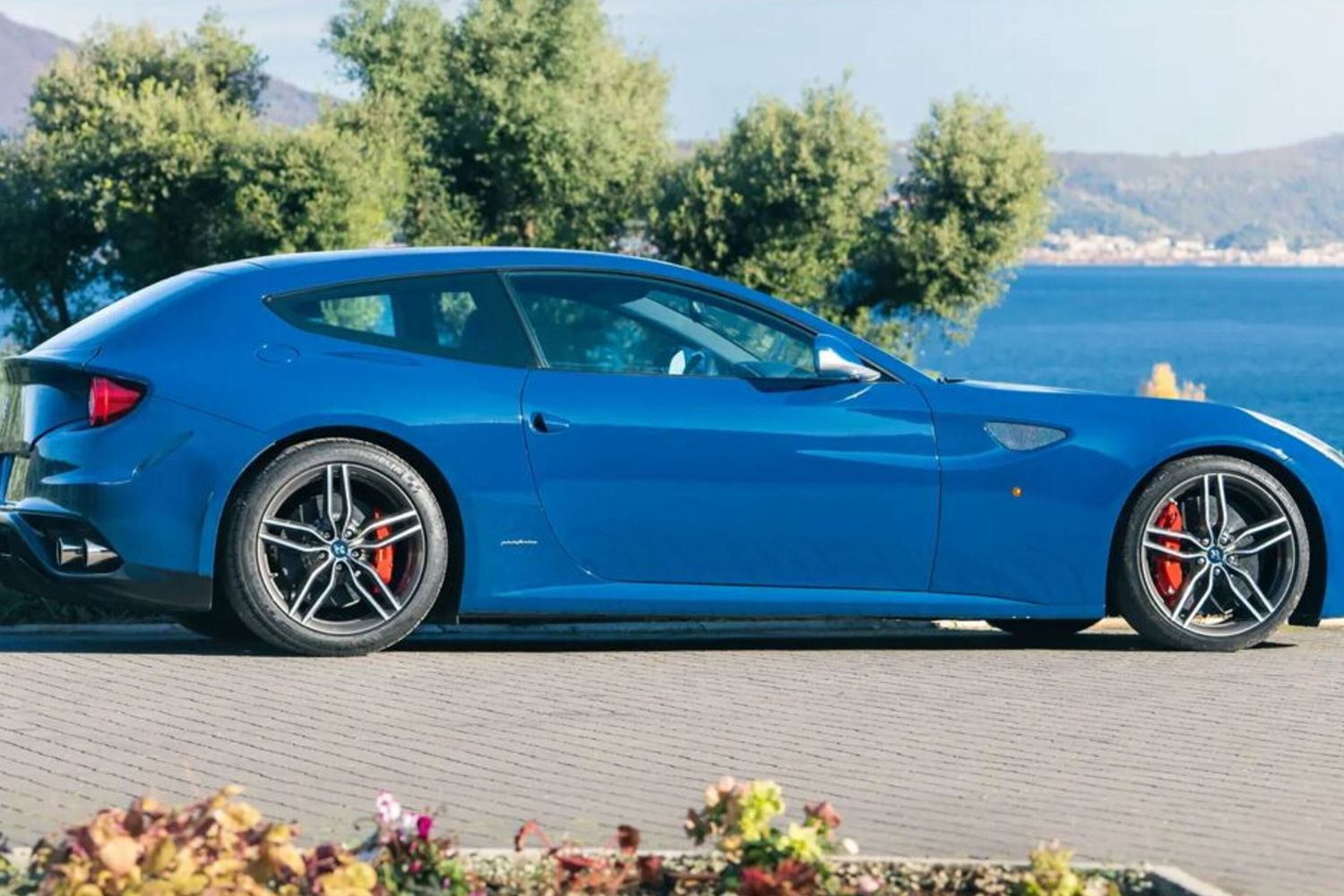 La Ferrari FF di John Elkann all’asta a Parigi: interni unici in tessuto e stima record