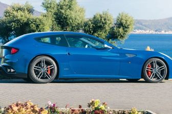 La Ferrari FF di John Elkann all’asta a Parigi: interni unici in tessuto e stima record