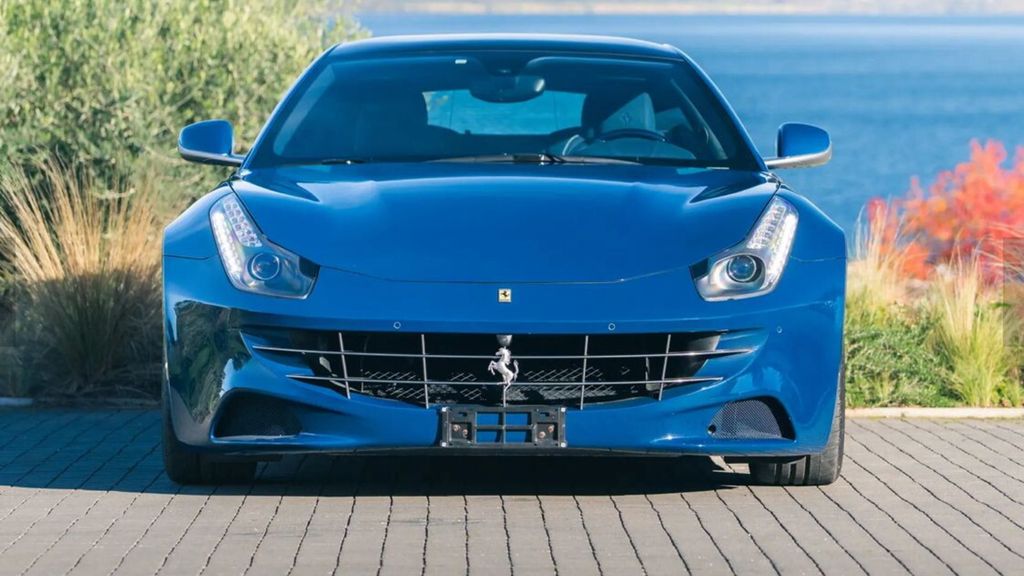 La Ferrari FF di John Elkann all’asta a Parigi: interni unici in tessuto e stima record