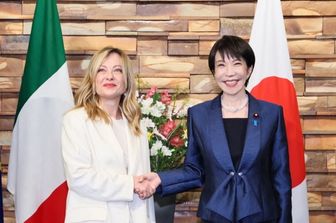 Il primo ministro giapponese Sanae Takaichi (a destra) e il primo ministro italiano Giorgia Meloni