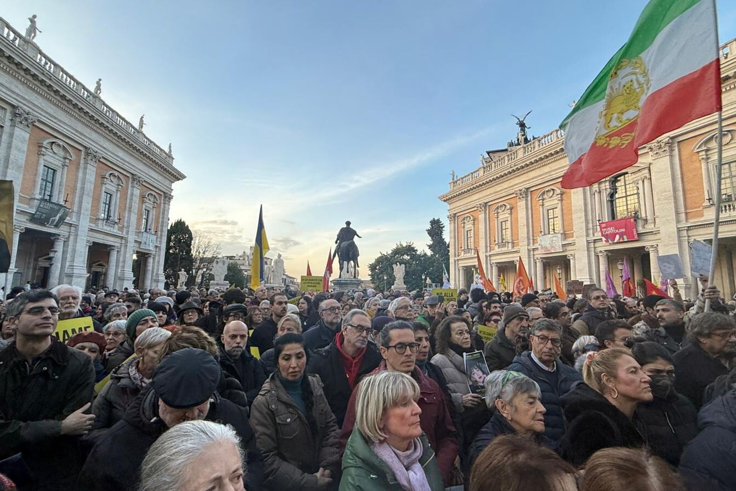 Sit-in al Campidoglio a Roma per l'Iran