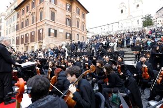 L'orchiestra del Conservatorio "Santa Cecilia" in piazza di Spagna a Roma