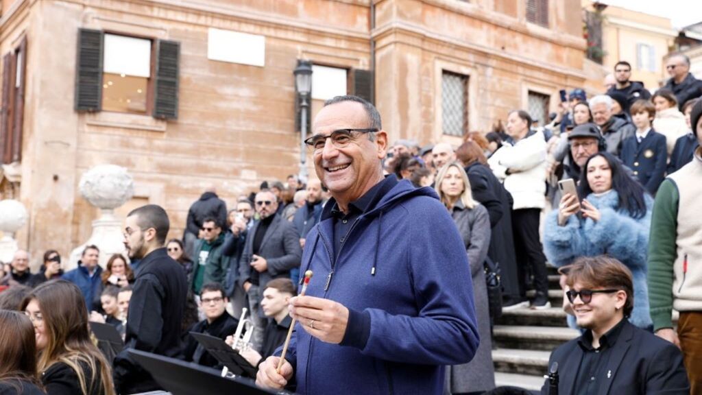 Carlo Conti in piazza di Spagna