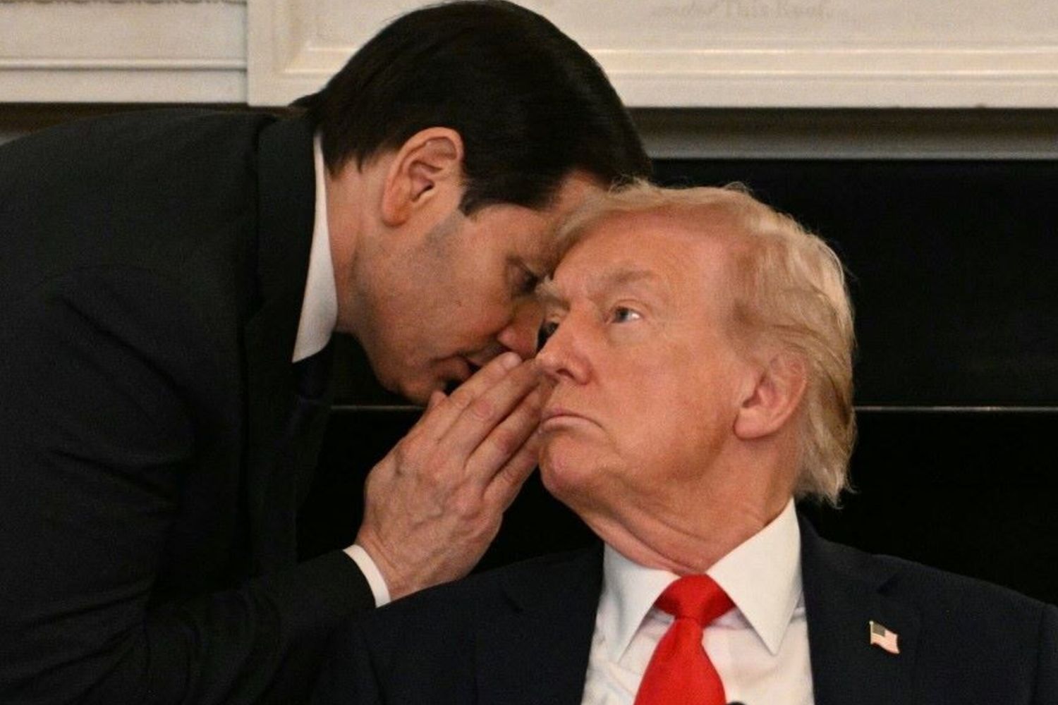 Rubio bisbiglia all'orecchio di Trump