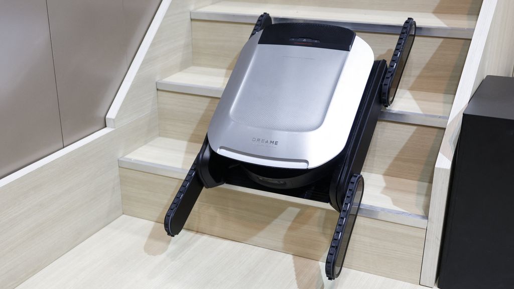 Il robot per le pulizie di Dreame che sale le scale