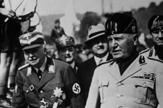 Carlo Edoardo di Sassonia-Coburgo-Gotha in uniforme delle SS in visita a Roma alla destra di Mussolini nel 1938