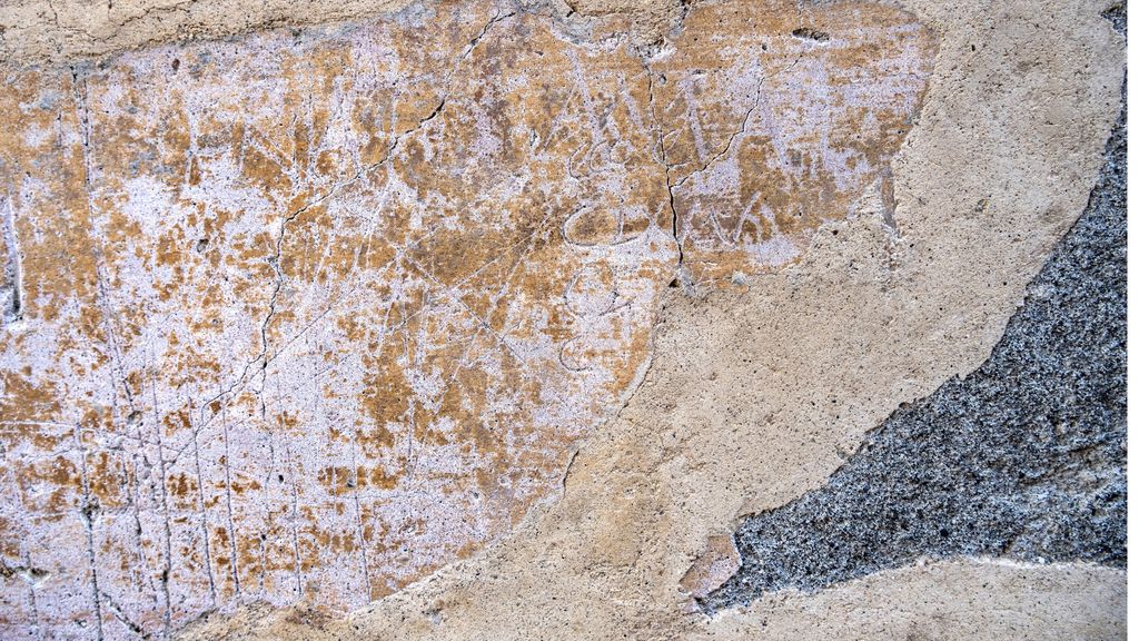 Graffito con la scritta "Erato Amat"