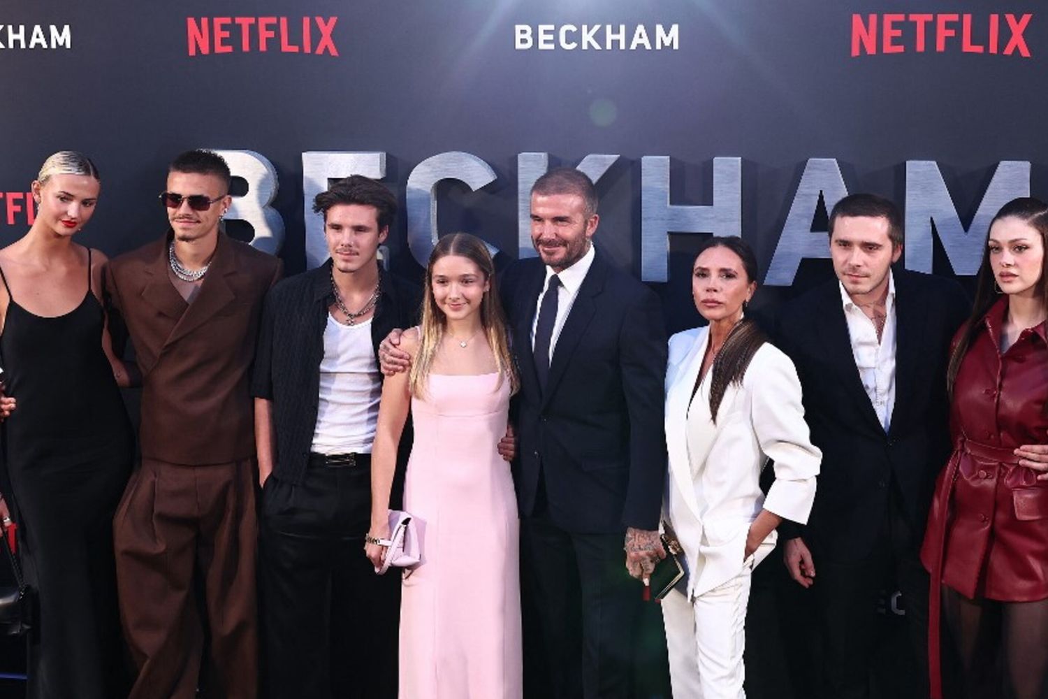 L'ex calciatore inglese David Beckham (5a sinistra) e sua moglie Victoria Beckham (3a destra) posano sul tappeto rosso con i loro figli e partner (da sinistra) Mia Regan, Romeo Beckham, Cruz Beckham, Harper Beckham, Brooklyn Beckham e Nicola Peltz Beckham