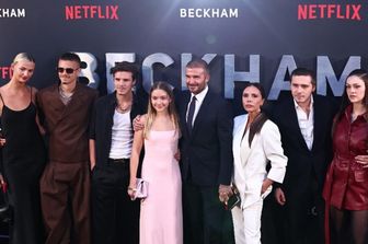 L'ex calciatore inglese David Beckham (5a sinistra) e sua moglie Victoria Beckham (3a destra) posano sul tappeto rosso con i loro figli e partner (da sinistra) Mia Regan, Romeo Beckham, Cruz Beckham, Harper Beckham, Brooklyn Beckham e Nicola Peltz Beckham