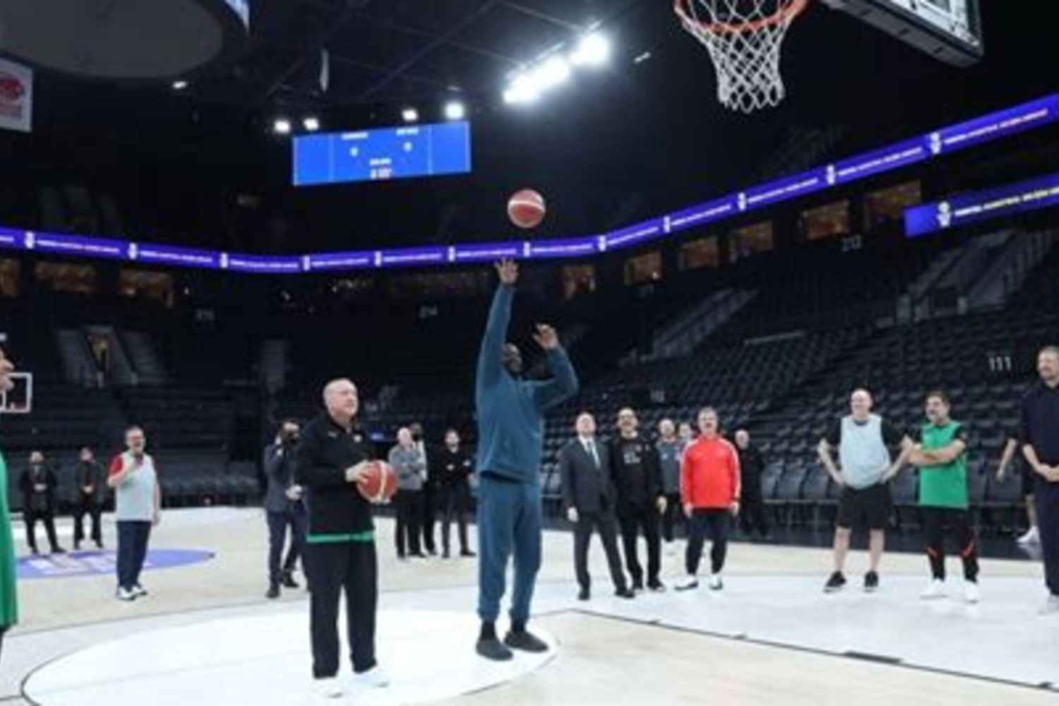 Erdogan e O'Neal si sfidano nei tiri a canestro