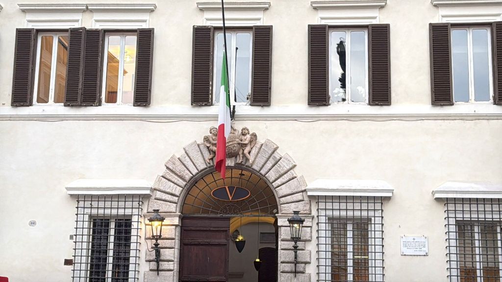 Palazzo MIgnanelli, sede della Maison Valentino con la banddiera a mezz'asta