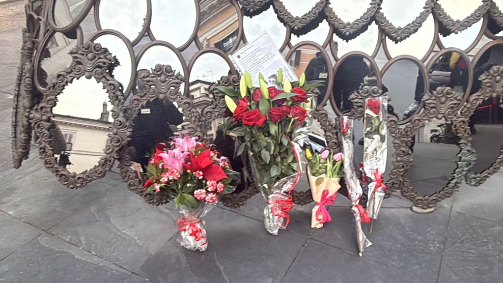 Rose rosse lasciate davanti all'installazione 'Venus, I'll be your mirror'