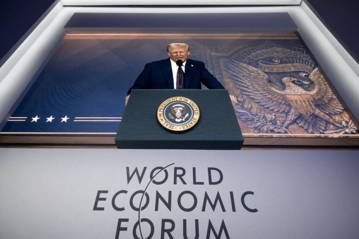 Trump proiettato su uno schermo gigante a Davos