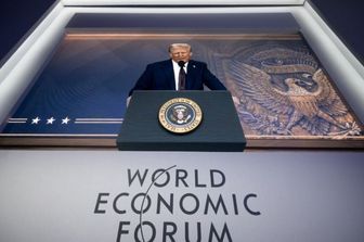Trump proiettato su uno schermo gigante a Davos