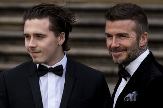 L'ex calciatore inglese David Beckham (a destra) e suo figlio Brooklyn