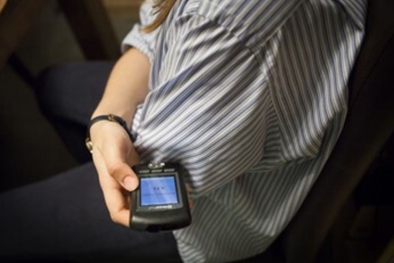 Adolescente con diabete controlla la sua glicemia attraverso dispositivo medico