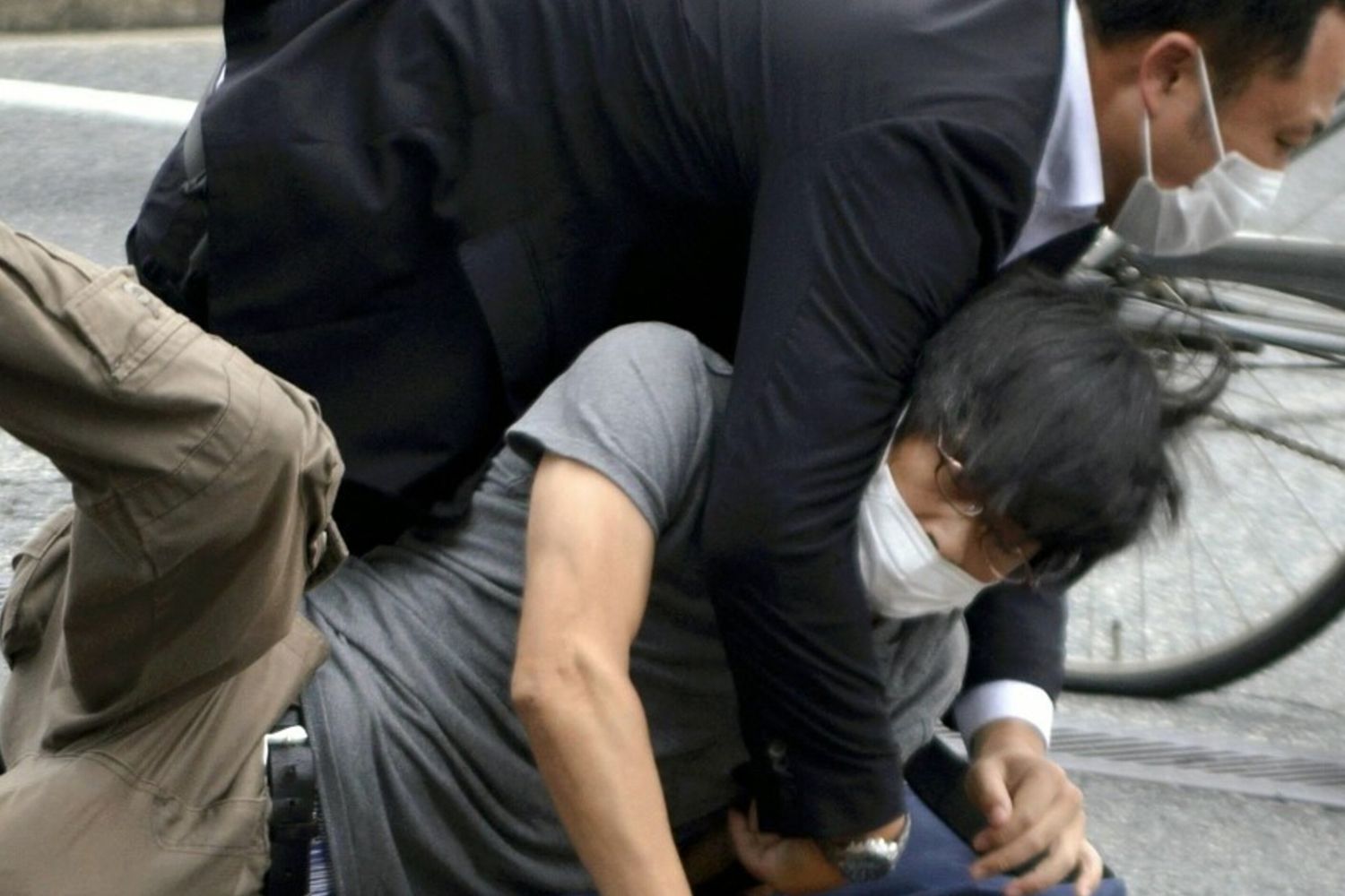 Tetsuya Yamagami bloccato dopo la sparatoria l'8 luglio 2022