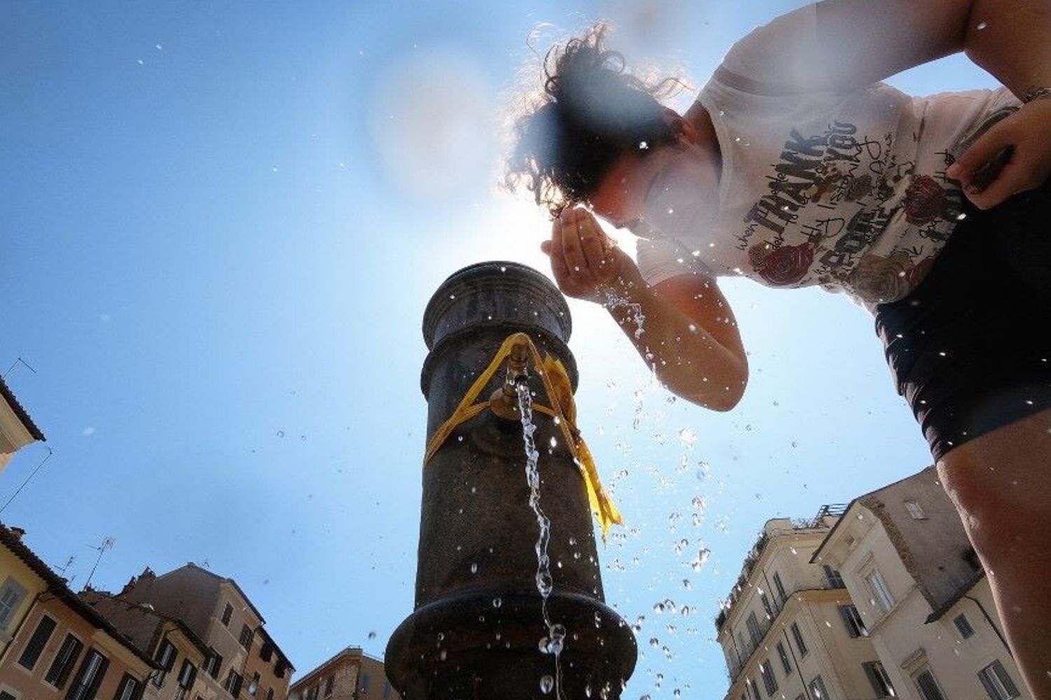 La tipica fontana "Nasone" a Roma