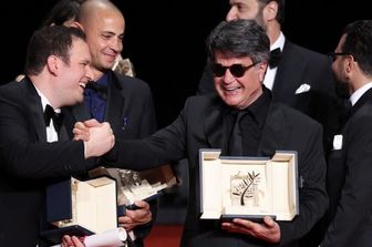 Jafar Panahi riceve la Palma d'Oro nel 2025