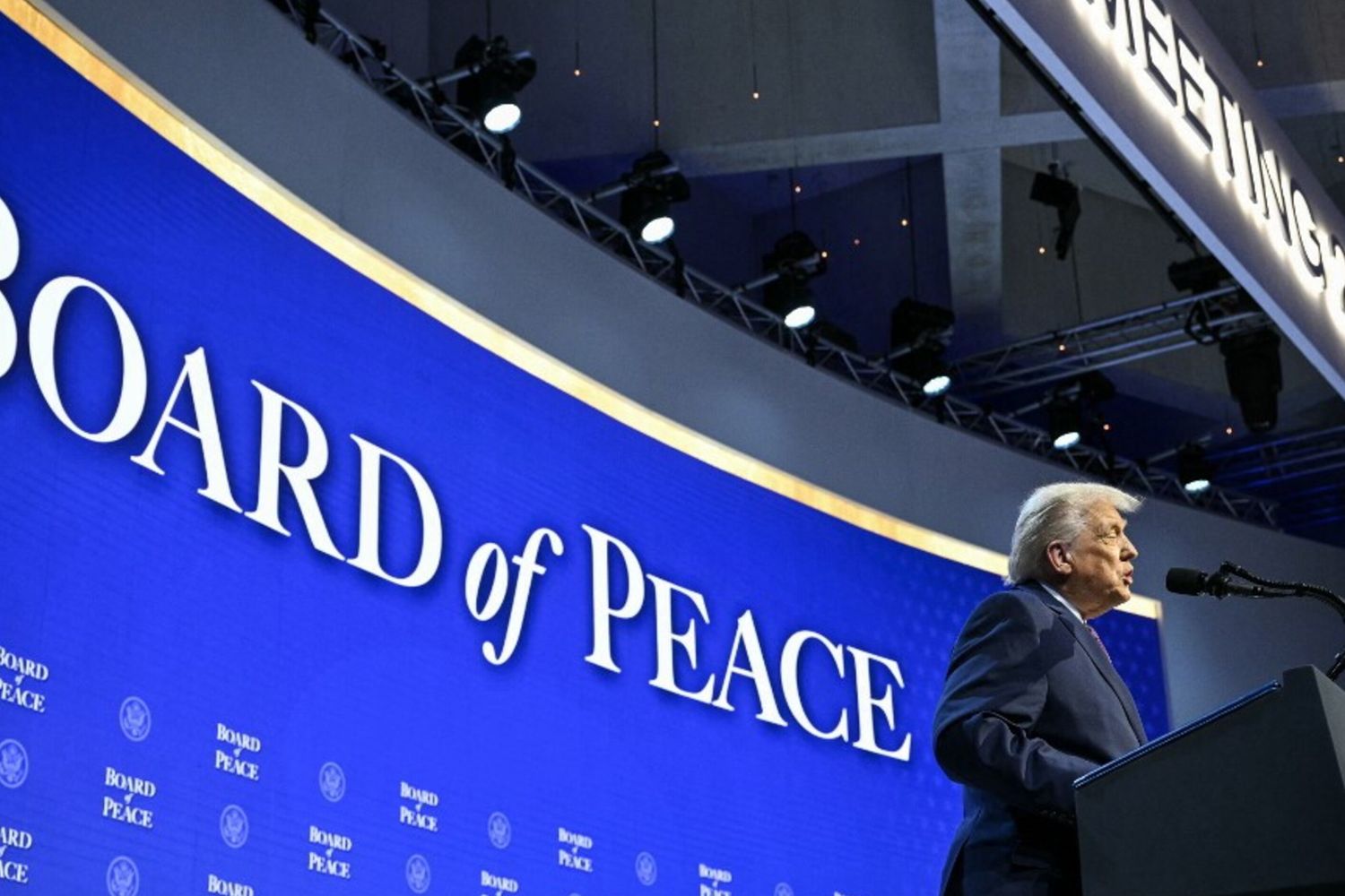 Il presidente degli Stati Uniti Donald Trump interviene alla riunione del "Board of Peace"