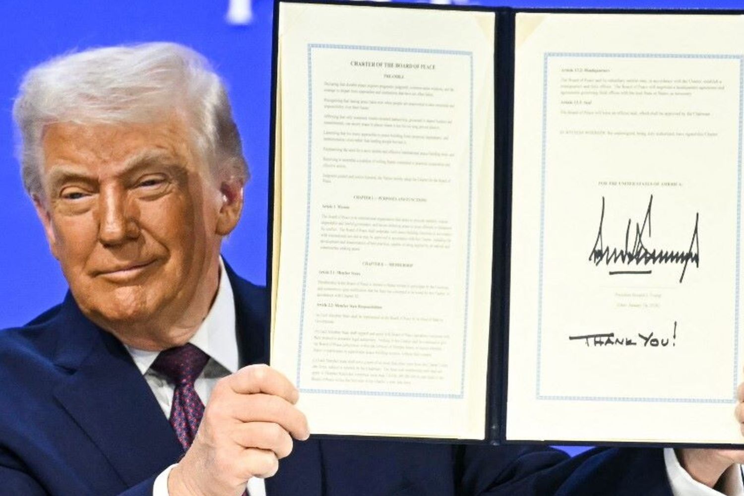 Trump mostra il trattato che istituisce il Board of Peace nel corso della cerimonia a Davos