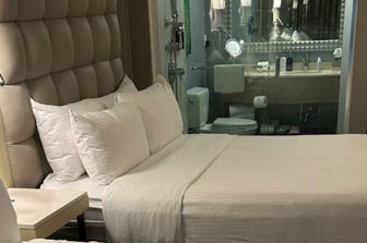 Hotel con vetro trasparente del bagno