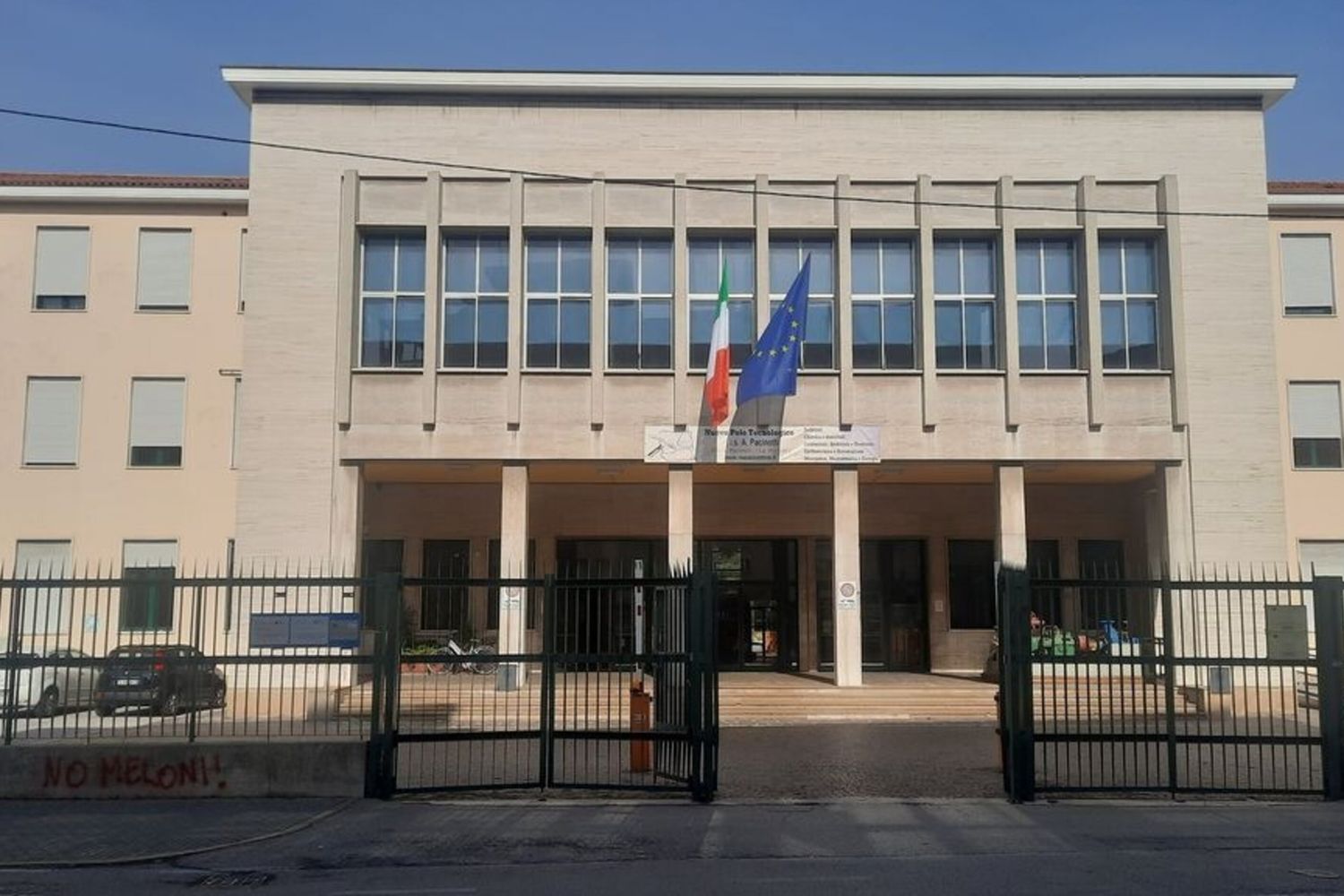 Studente 14enne suicida per bullismo, sospesa la preside