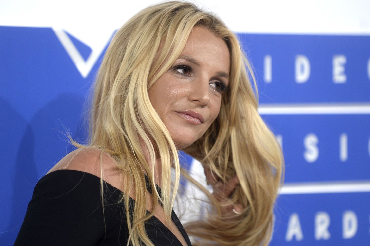 Britney Spears contro la "Mela" di Milano: “Ma è vera?”. La risposta epica di Pistoletto