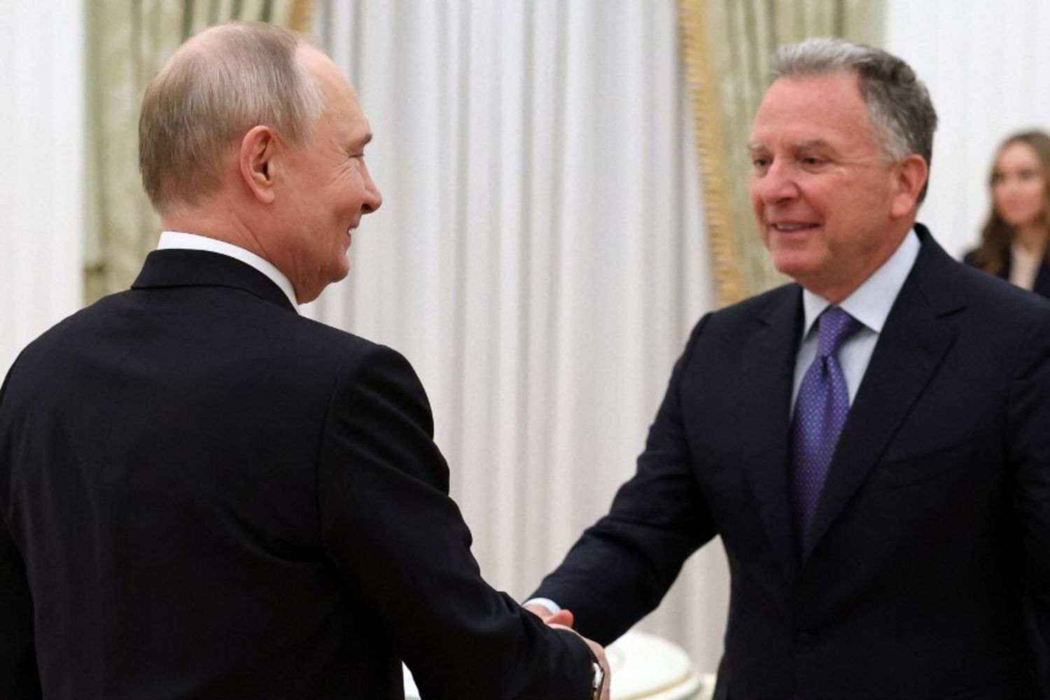 In questa fotografia diffusa dall'agenzia di stampa russa Sputnik, il presidente russo Vladimir Putin e l'inviato speciale degli Usa, Witkoff