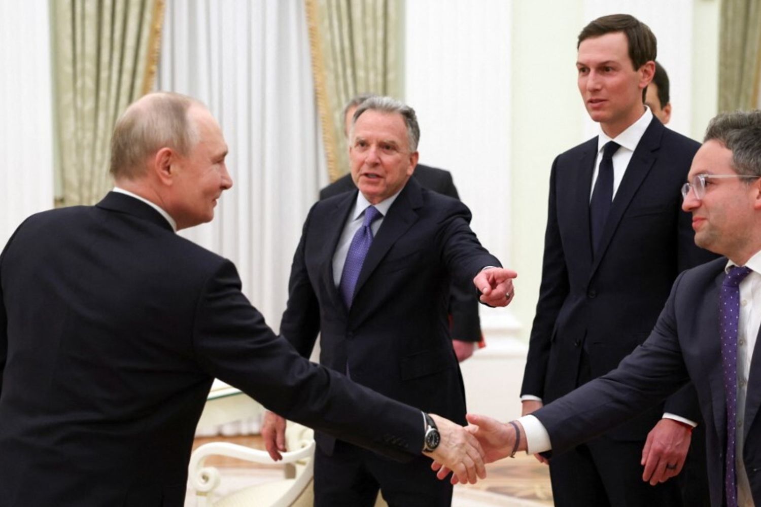, il presidente russo Vladimir Putin accoglie l'inviato speciale degli Stati Uniti Steve Witkoff, il genero del presidente degli Stati Uniti , Jared Kushner, e il commissario del Federal Acquisition Service, FAS, Josh Gruenbaum,