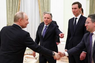 , il presidente russo Vladimir Putin accoglie l'inviato speciale degli Stati Uniti Steve Witkoff, il genero del presidente degli Stati Uniti , Jared Kushner, e il commissario del Federal Acquisition Service, FAS, Josh Gruenbaum,