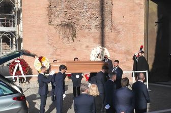 L'arrivo in chiesa del feretro di Valentino